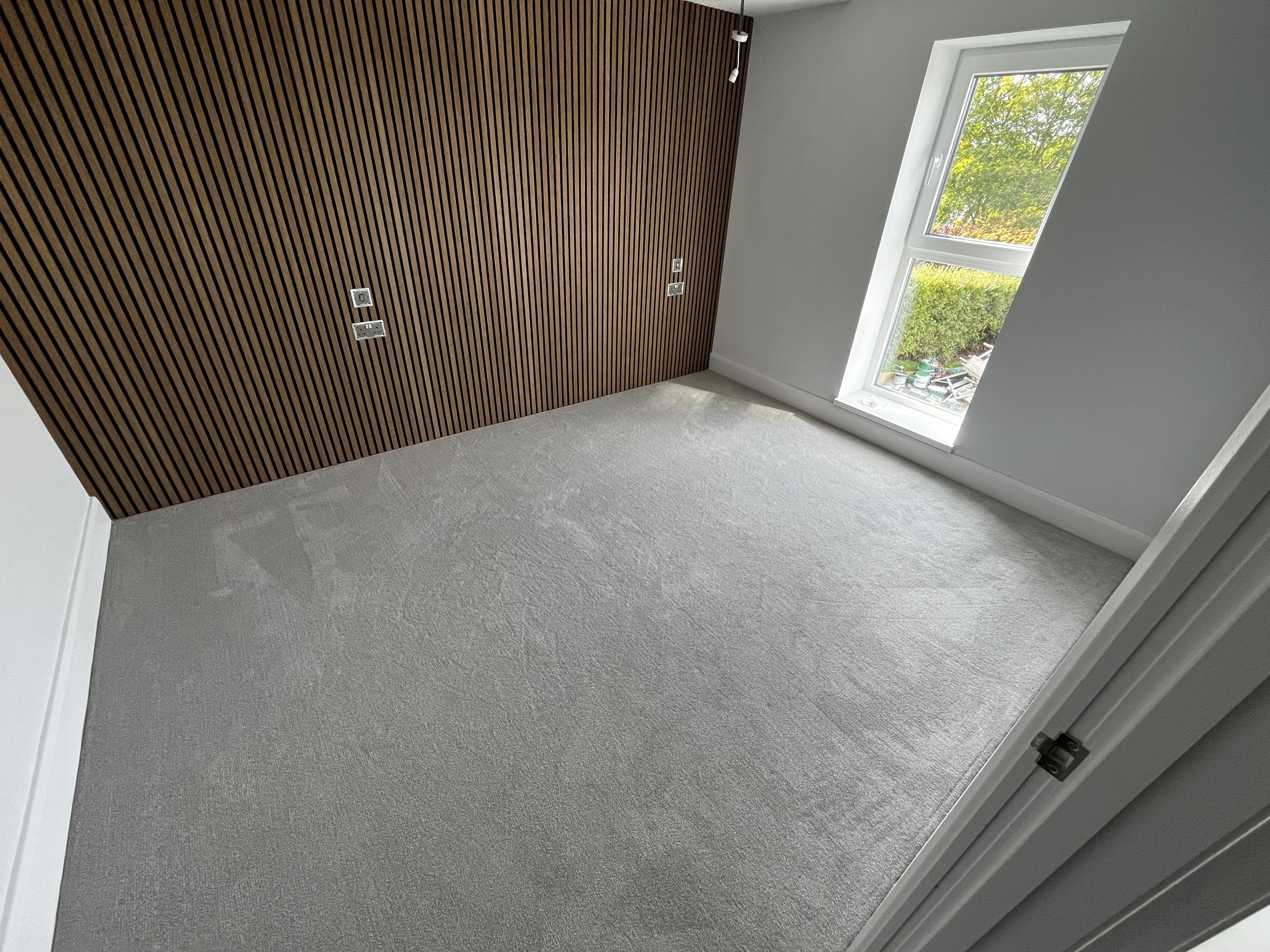 Neutral bedroom carpet, main view